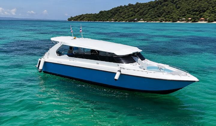 Turquesa speedboat on turquoise water
